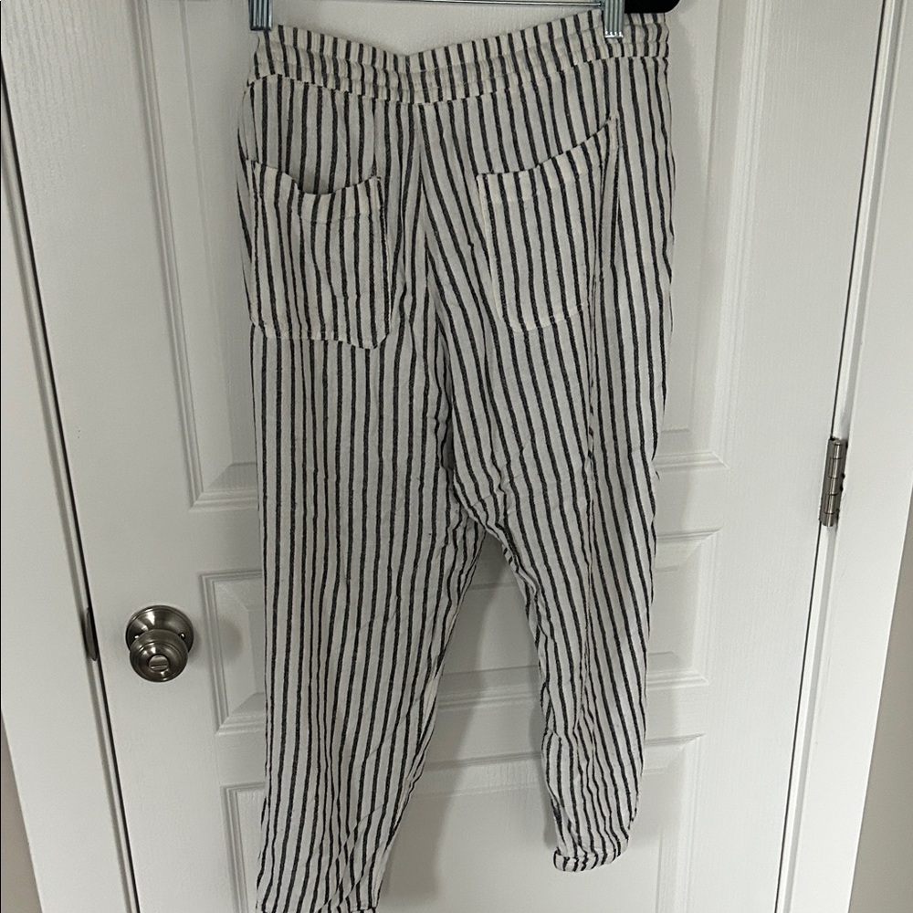 Old Navy Black and White Linen Striped Cropped Pants - Picture 3 of 3